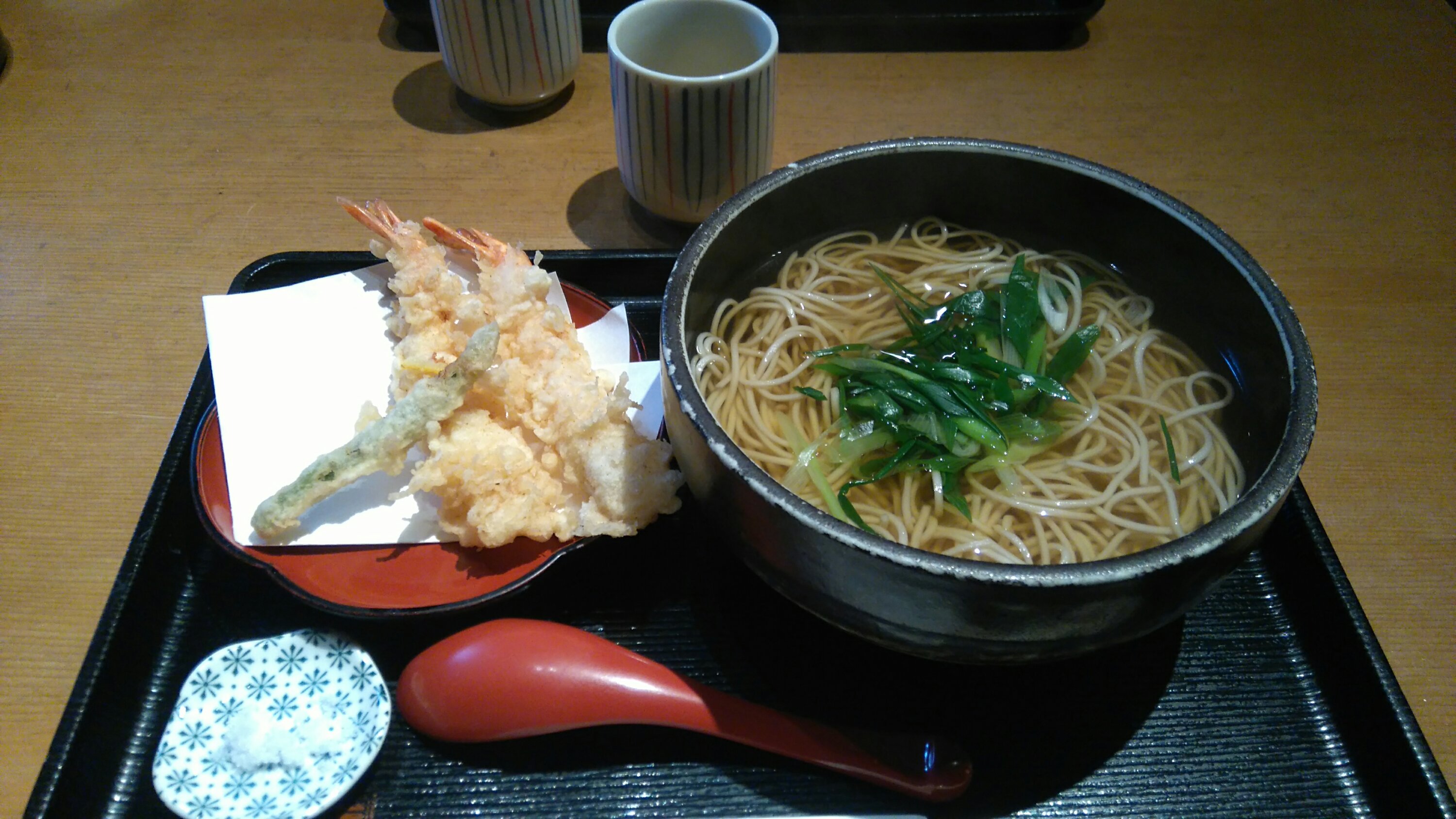 Tempura soba pour le déjeuner TekuTeku Japan
