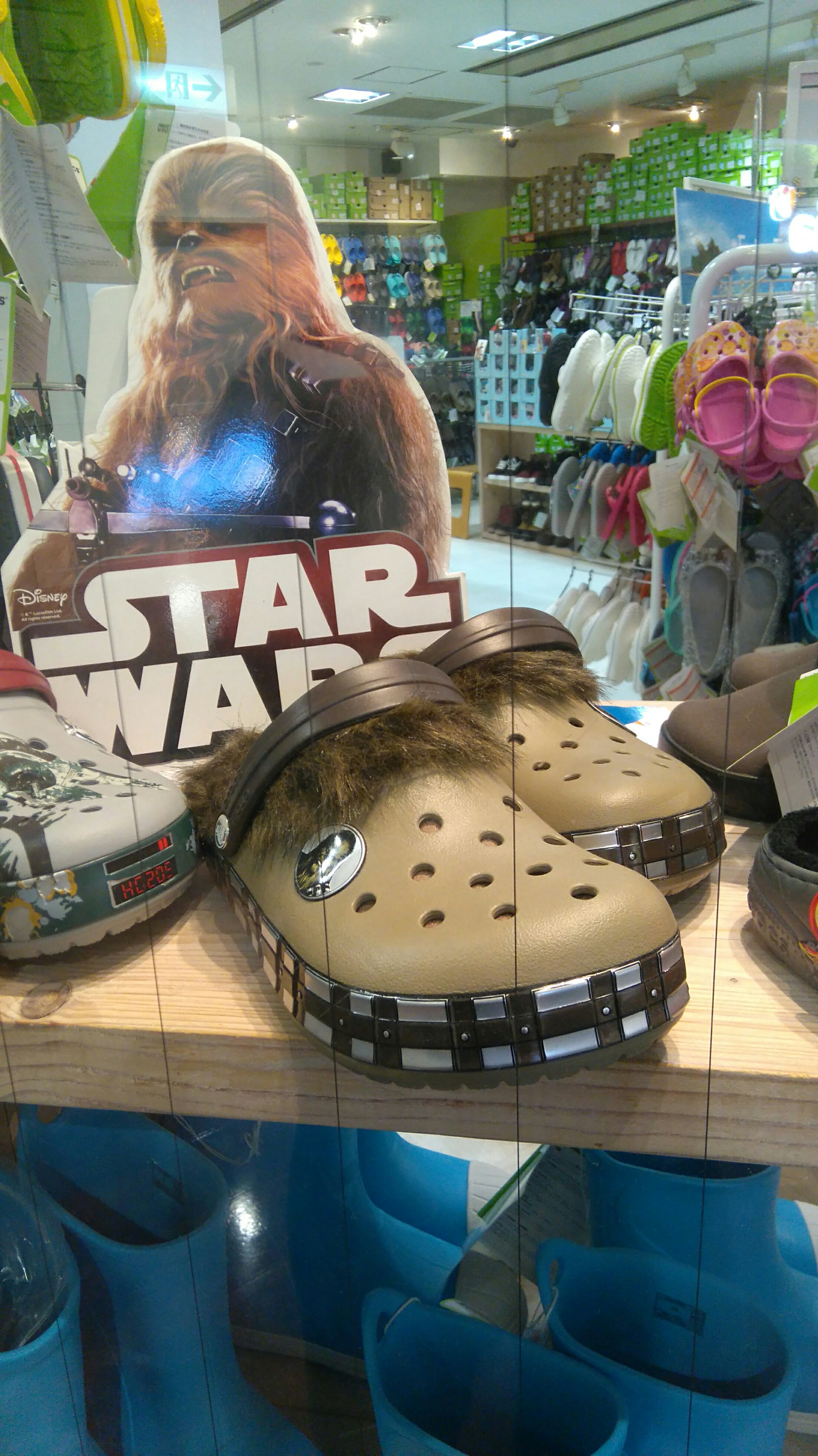 Crocs Chewbacca trop classe ! TekuTeku Japan