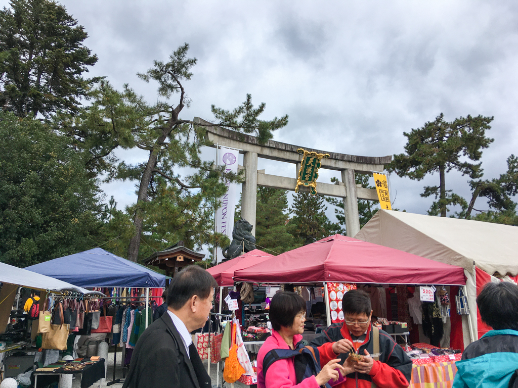Tenjin Ichi, le marché aux puces du sanctuaire Kitano Tenman-gū à Kyoto